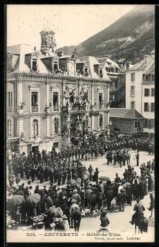 AK Cauterets, Hôtel-de-Ville avec foule et fanfare lors d`une cérémonie festive