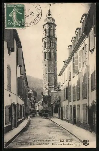AK Bagnères-de-Bigorre /Les Pyrénées, Tour des Jacobins et rue animée