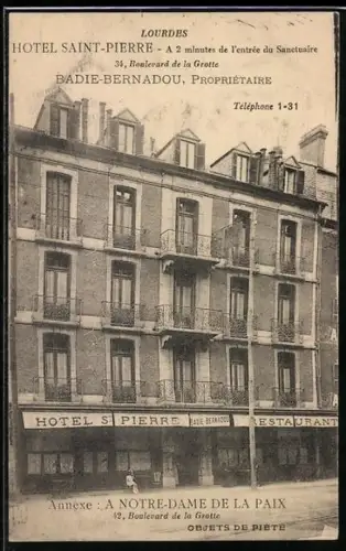AK Lourdes, Hôtel Saint-Pierre, facade et enseignes sur le Boulevard de la Grotte