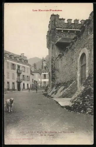 AK Luz /Hautes-Pyrénées, Porte de l`Église des Templiers et la Place