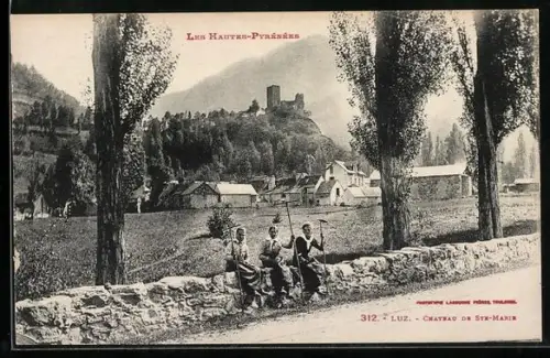 AK Luz /Hautes-Pyrénées, Château de Ste-Marie avec paysage rural et village en fond