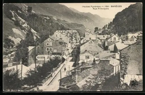 AK Barèges /Hautes-Pyrénées, Rue Principale avec vue sur les montagnes environnantes