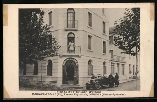 AK Lourdes /Hautes-Pyrénées, Hôtel et Pavillon d`Italie, Avenue Peyramale, avec voiture ancienne devant