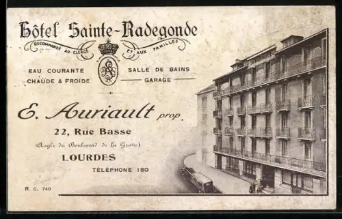 AK Lourdes, Hôtel Sainte-Radegonde, Rue Basse avec tramway et bâtiment de l`hôtel