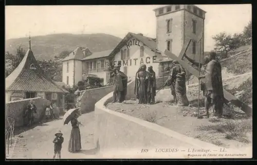 AK Lourdes, L`Ermitage et mise en scène de la Passion devant l`hôtel