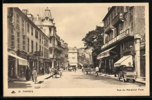 AK Tarbes, Rue du Maréchal Foch animée avec passants et voitures