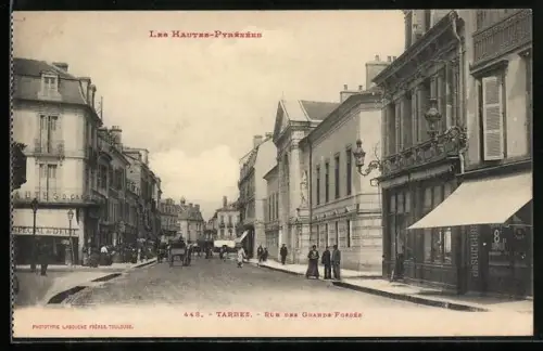 AK Tarbes /Hautes-Pyrénées, Rue des Grands-Fossés animée avec passants et calèches