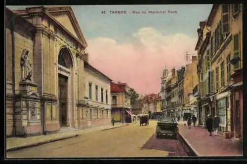 AK Tarbes, Rue du Maréchal-Foch animée avec passants et bâtiments historiques