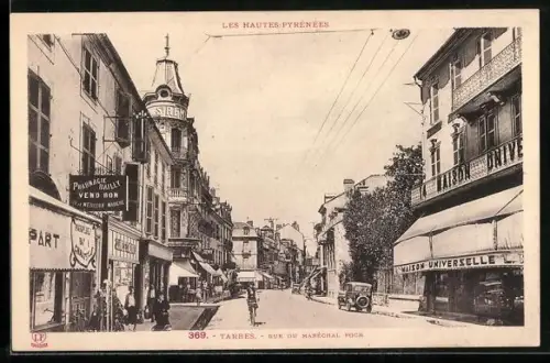 AK Tarbes /Hautes-Pyrénées, Rue du Maréchal Foch avec commerces et voitures anciennes