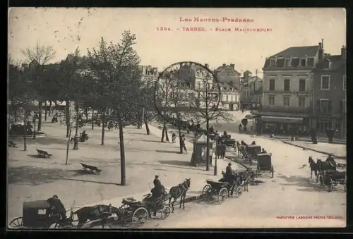 AK Tarbes /Hautes-Pyrénées, Place Maubourguet avec calèches et passants