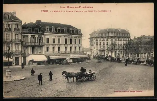 AK Tarbes /Hautes-Pyrénées, Place Verdun et Hôtel Moderne avec calèches