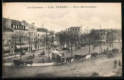 AK Tarbes /Les Pyrénées, Place Maubourguet avec calèches et passants dans un cadre urbain élégant