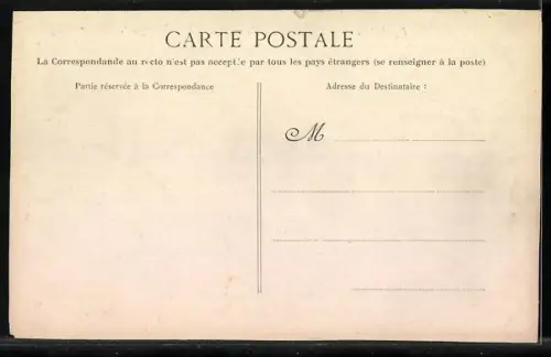 AK Tarbes /Les Pyrénées, Place Maubourguet avec calèches et passants dans un cadre urbain élégant