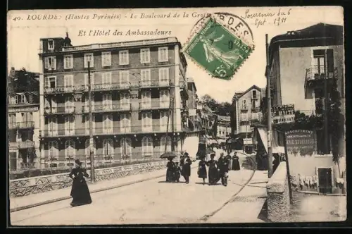 AK Lourdes /Hautes-Pyrénées, Le Boulevard de la Grotte et l`Hôtel des Ambassadeurs