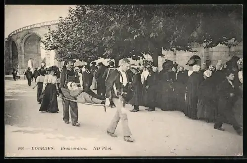 AK Lourdes, Brancardiers portant un malade devant la foule
