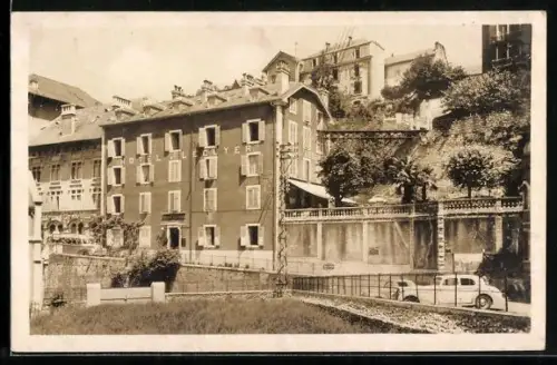 AK Lourdes /H.-Pyr., Hôtel Lécuyer et vue sur la colline environnante