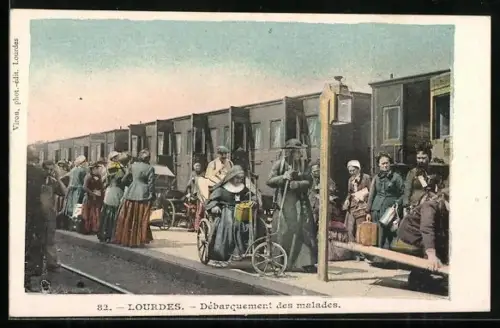 AK Lourdes, Débarquement des malades