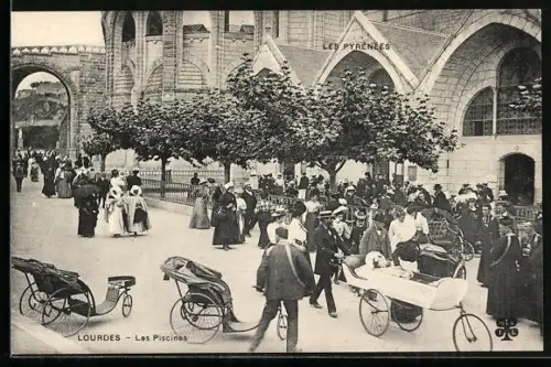 AK Lourdes, Les Piscines avec foule et charrettes devant les Pyrénées
