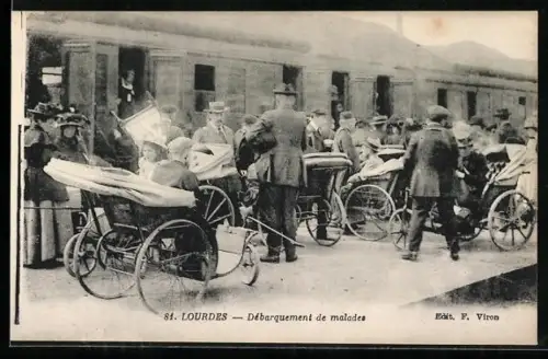 AK Lourdes, Débarquement de malades