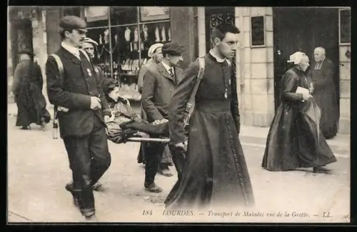 AK Lourdes, Transport de Malades rue de la Grotte