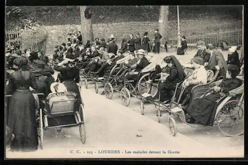 AK Lourdes, Les malades devant la Grotte