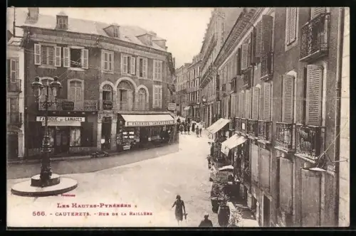 AK Cauterets /Hautes-Pyrénées, Rue de la Raillère animée avec commerces et passants