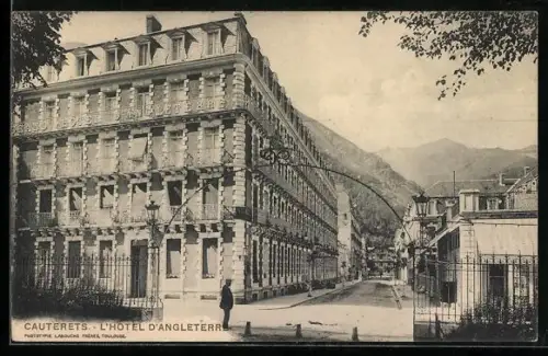 AK Cauterets, L`Hôtel d`Angleterre et rue adjacente avec vue sur les montagnes