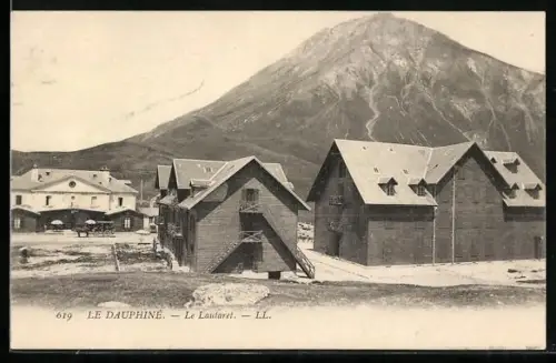 AK Le Lautaret, vue des bâtiments avec montagne en arrière-plan