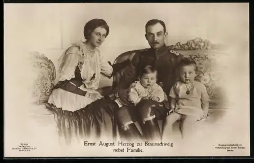 AK Herzog Ernst August von Braunschweig nebst Familie, das Fürstenpaar mit seinen Kindern