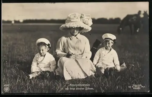 AK Kronprinzessin Cecilie sitzt mit ihren beiden Söhnen auf einer Wiese
