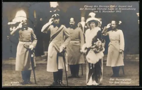 AK Braunschweig, Ernst August Herzog von Braunschweig und Herzogin Victoria Luise vor dem Bahnhof