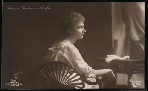 AK Prinzessin Joachim von Preussen auf einem Stuhl sitzend