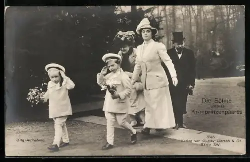 AK Die Söhne unserer Kronprinzenpaares mit Militärischen Gruss im Garten, Prinz Louis Ferdinand