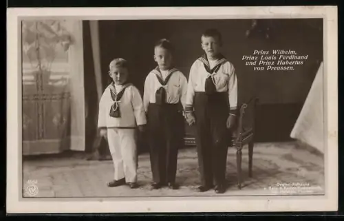 AK Kronprinz Wilhelm, Prinz Louis Ferdinand & Prinz Hubertus von Preussen in Matrosenuniform