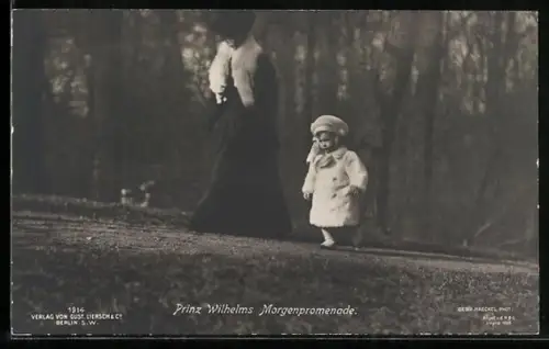 AK Prinz Wilhelm von Preussen, auf seiner Morgenpromenade mit der Mutter