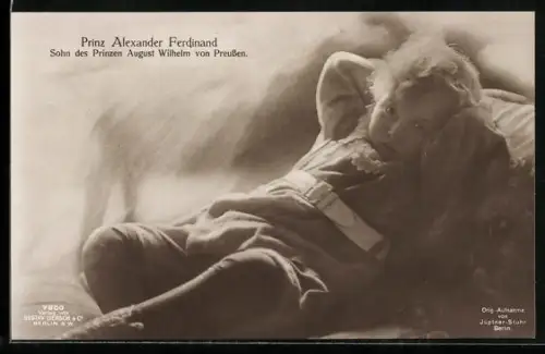 AK Prinz Alexander Ferdinand liegt auf seinem Bett