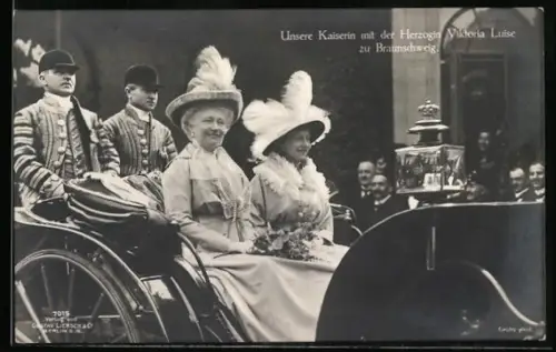 AK Kaiserin Augusta Victoria mit Herzogin Viktoria Luise zu Braunschweig auf einer Parade in der Pferdekutsche sitzend