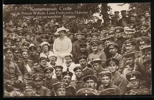 AK Kronprinzessin Cecilie und die Prinzen Wilhelm, Louis Ferdinand u. Hubertus inmitten v. verwundeten Kriegern, Rotes K