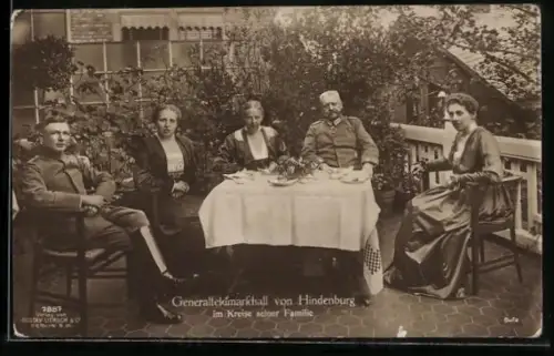 AK Generalfeldmarschall Paul von Hindenburg im Kreise seiner Familie
