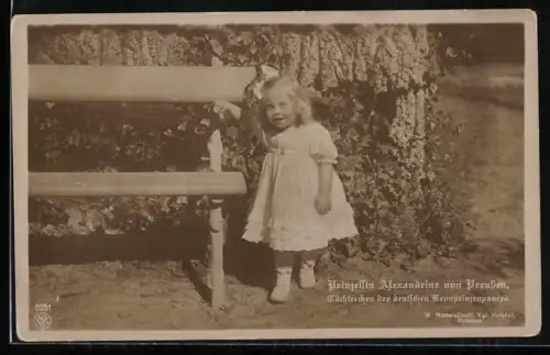 AK Prinzessin Alexandrine von Preussen steht an einer Bank
