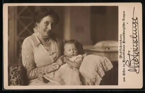 AK Herzogin Victoria Luise von Braunschweig mit einem Kind auf dem Arm