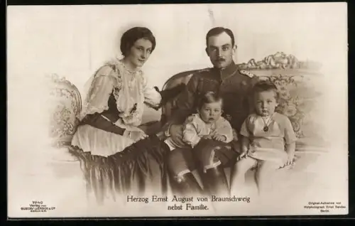 AK Herzog Ernst August von Braunschweig nebst Familie, das Fürstenpaar mit seinen Kindern