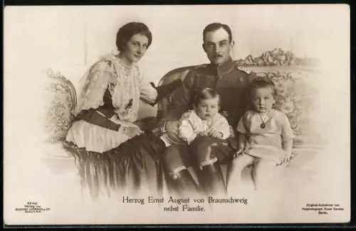 AK Ernst August Herzog von Braunschweig in Uniform mit seiner Familie