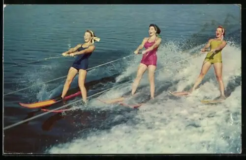 AK Skowhegan, Me., Ansicht von drei Frauen beim Wasserski fahren