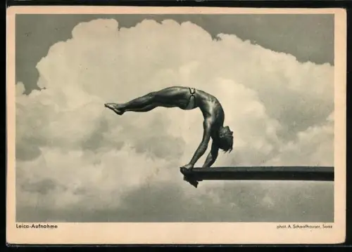 AK Turmspringer beim Handstand auf dem Sprungbrett