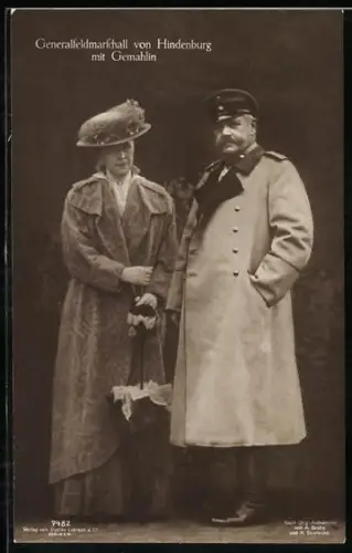 AK Generalfeldmarschall Paul von Hindenburg in Uniform mit seiner Gemahlin