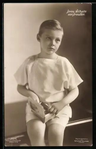 AK Prinz Wilhelm von Preussen als niedlicher Bube mit einer Schachtel in den Händen