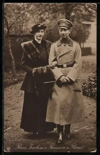 AK Prinz Joachim von Preussen u. Prinzessin Marie Auguste von Anhalt beim Spazierengehen