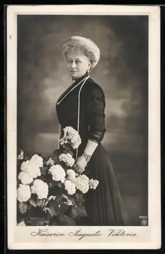 AK Kaiserin Auguste Victoria von Preussen, stehend mit Hochsteckfrisur, Blumen