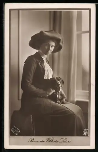 AK Prinzessin Victoria Louise mit Dackel